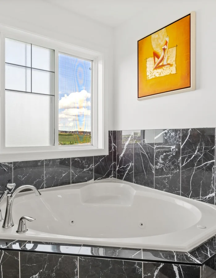 bathroom-1_hot-tub-with-view-YbNqoWE3nxiXq0jV