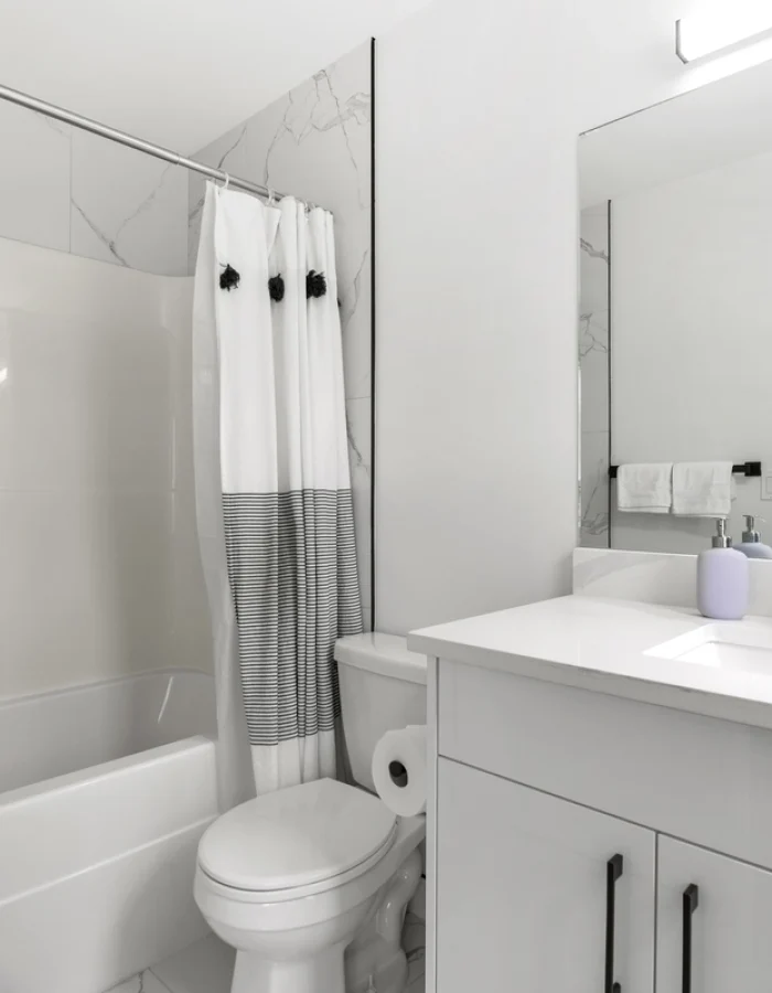 bathroom-2_full-view-AMql7JRG67cQbPjo