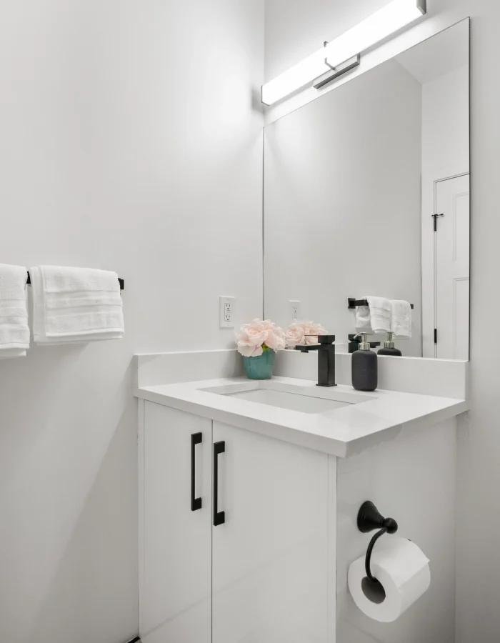 bathroom_4_vanity-view-AoPqB39kz4fvBW23