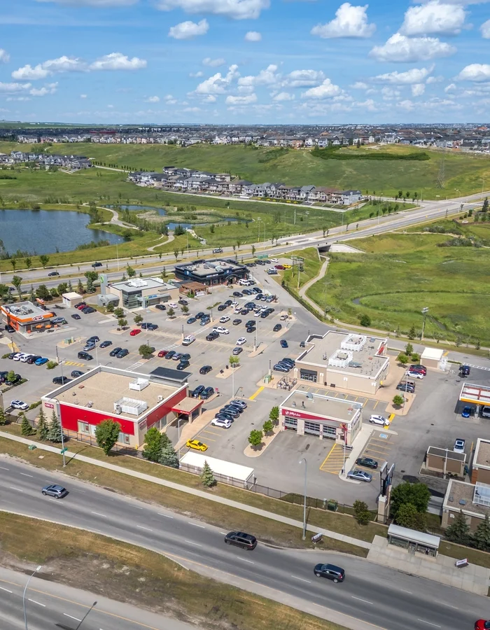 exterior_plaza-across-the-street-m6LjgNp52WckwnJe